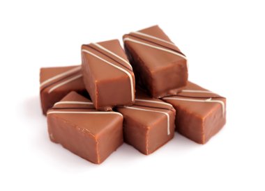 beyaz zemin üzerine çikolatalı pralin