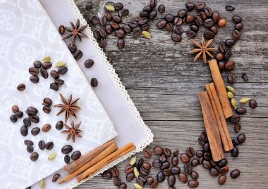 Tarçın, anason ve kahve çekirdekleri kopya alanı bir rustik ahşap zemin üzerine yakın çekim