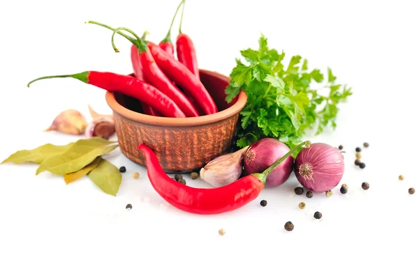 Petersilie, Knoblauchzehe, Zwiebeln, Paprika und Gewürze auf weißem Hintergrund — Stockfoto