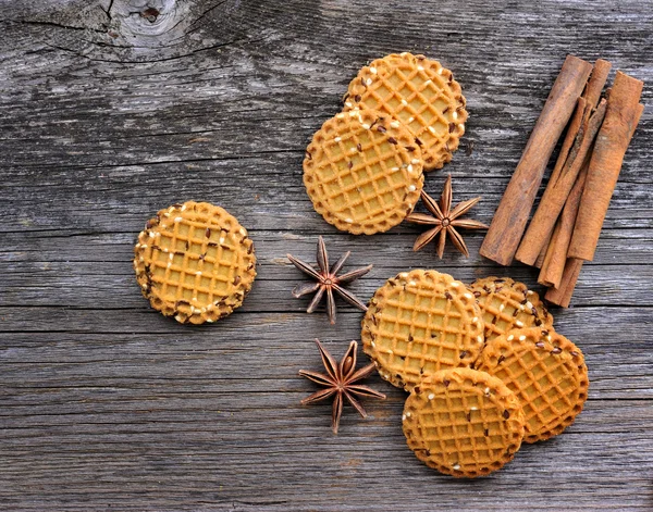 Kekse mit Zimt und Sternanis auf rustikalem Holzgrund mit Kopierraum — Stockfoto