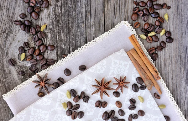 Primer plano de canela, anís y granos de café sobre un fondo rústico de madera con espacio para copiar —  Fotos de Stock