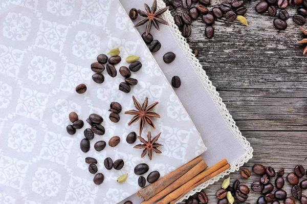 Gros plan de cannelle, d'anis et de grains de café sur un fond de bois rustique — Photo