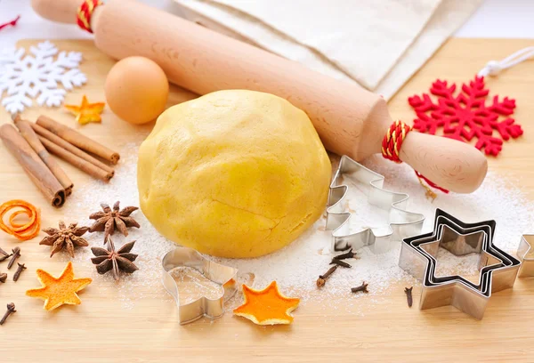 Preparazione biscotti di Natale. Natale concetto vacanze — Foto Stock