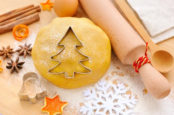 Cuocere biscotti di pan di zenzero fatti in casa a forma di albero di Natale — Foto Stock