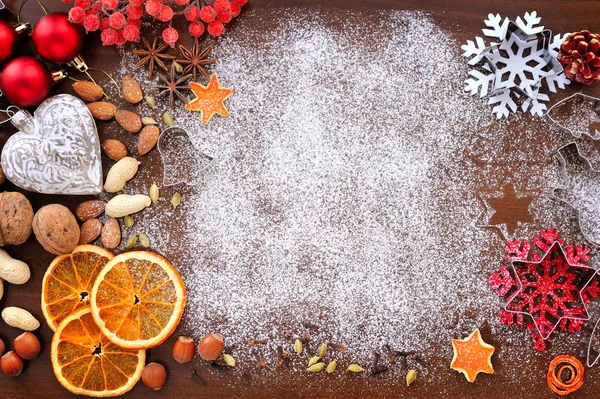 Utensili da forno, spezie e ingredienti alimentari su sfondo di legno con spazio copia. Natale concetto vacanze — Foto Stock
