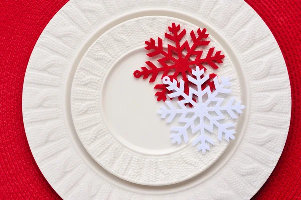 Servicio de Navidad con copo de nieve rojo y blanco en el plato. concepto de vacaciones de Navidad — Foto de Stock