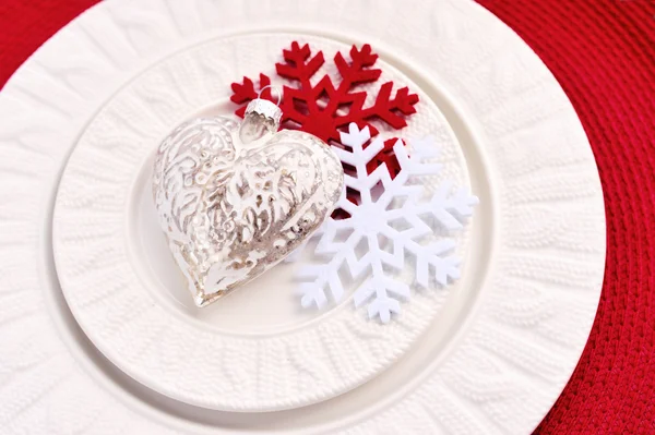 Servir con decoraciones navideñas en plato. concepto de vacaciones de Navidad — Foto de Stock