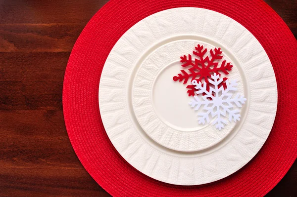 Serviço de Natal com floco de neve vermelho e branco no prato. Natal feriados conceito — Fotografia de Stock