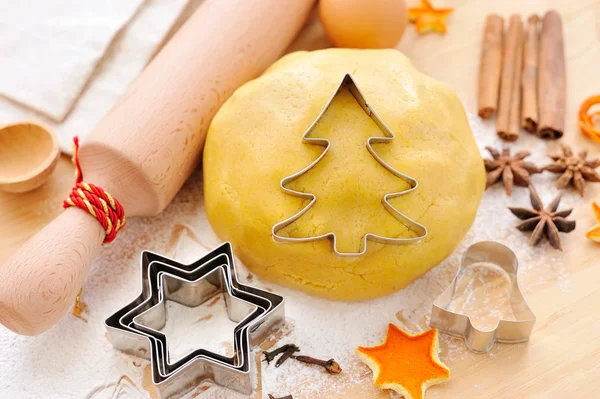 Cuocere biscotti di pan di zenzero fatti in casa a forma di Natale — Foto Stock