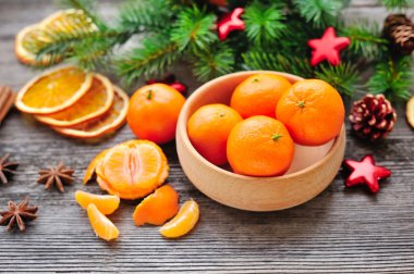 Mandalina ve Noel ağacı dalları üzerinde ahşap bir masa. Doğal Noel dekor