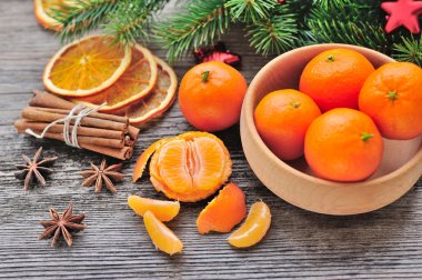 Mandalina ve Noel ağacı dalları üzerinde ahşap bir masa. Doğal Noel dekor
