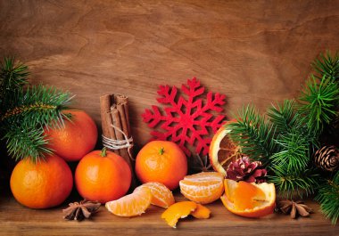 Tatil zamanı. Mandalina, yıldız anason, tarçın ve Noel ağacı ahşap arka plan üzerinde Noel kompozisyonu