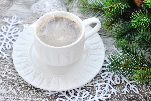 Tasses de branches de café et de sapin avec décorations de Noël sur fond de table en bois — Photo