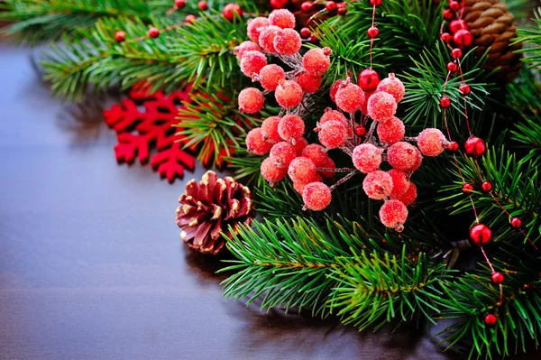 Décorations de Noël et brindilles d'épicéa sur un fond en bois — Photo