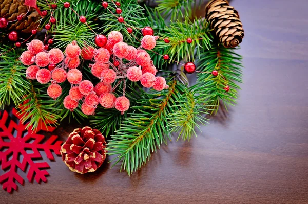 Decorações de Natal e galhos de abeto em um fundo de madeira — Fotografia de Stock