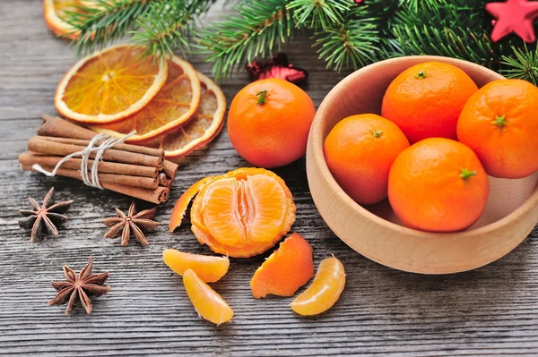 Mandarini e rami di albero di Natale su un tavolo di legno. Decorazione naturale di Natale — Foto Stock