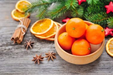 Mandalina ve Noel ağacı dalları üzerinde ahşap bir masa. Doğal Noel dekor