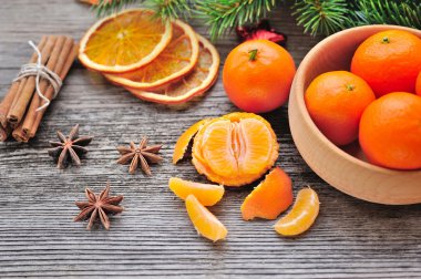 Mandalina ve Noel ağacı dalları üzerinde ahşap bir masa. Doğal Noel dekor