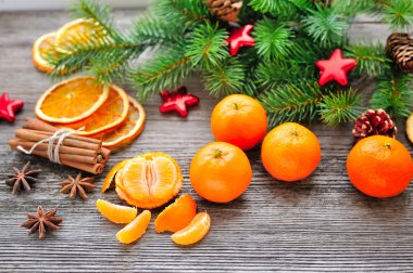 Mandalina ve Noel ağacı dalları üzerinde ahşap bir masa. Doğal Noel dekor