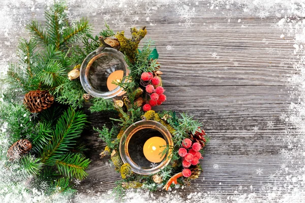 Candelabros y ramas de árbol de Navidad en una mesa de madera. Decoración natural de Navidad —  Fotos de Stock