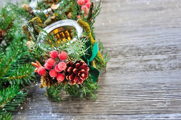 Candelero y ramas de árbol de Navidad en una mesa de madera. Decoración natural de Navidad — Foto de Stock