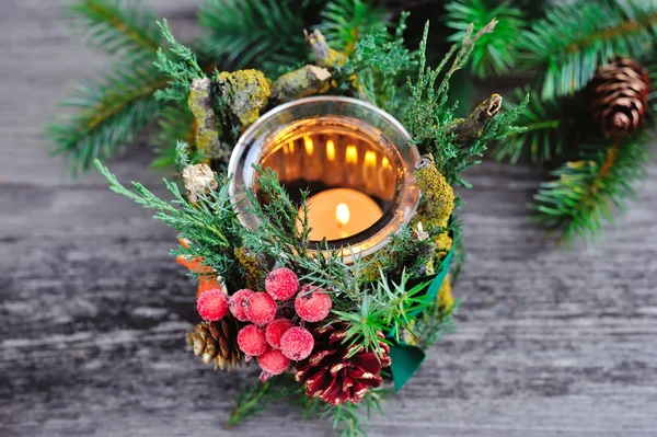 Candelero y ramas de árbol de Navidad en una mesa de madera —  Fotos de Stock