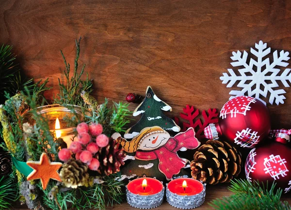 Brinquedo de madeira decoração de Natal e vela de Natal com ramos de abeto. Decoração de Natal Natural — Fotografia de Stock