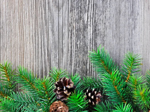 Fond de Noël : brindilles et cônes d'épinette sur le vieux fond en bois — Photo