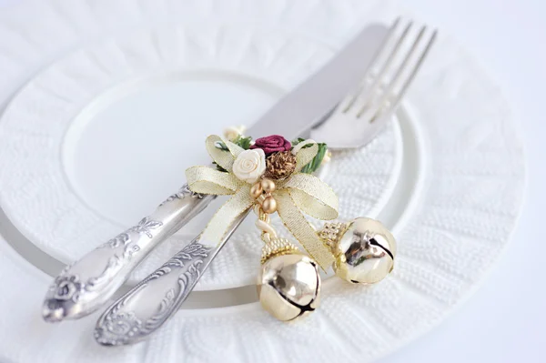 Ajuste de mesa de Navidad con tenedor y cuchillo y decoraciones de Navidad en el plato —  Fotos de Stock