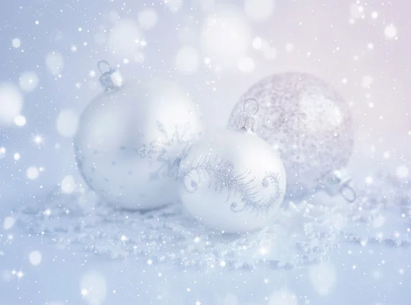 Natale sfondo festivo con bagattelle d'argento — Foto Stock