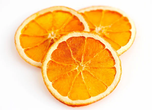 Tre fette di arancia essiccate dall'alto su sfondo bianco — Foto Stock