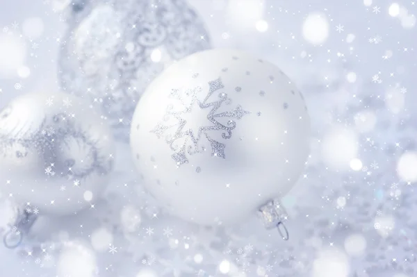 Fondo festivo de Navidad con bolas de plata —  Fotos de Stock