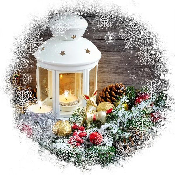Рождественская композиция с фонарем — стоковое фото