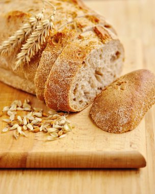 Ahşap tahta üzerinde geleneksel ekmek yakın çekim