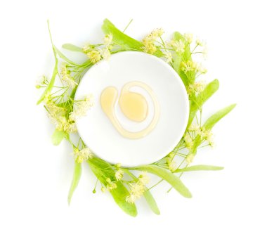 Beyaz daire üzerinde Ihlamur çiçekleri ile tatlım, yukarıdan görüntülemek