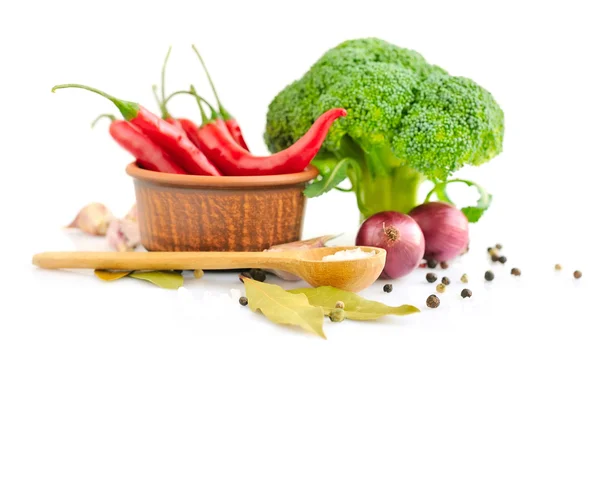 Légumes et épices sur fond blanc — Photo