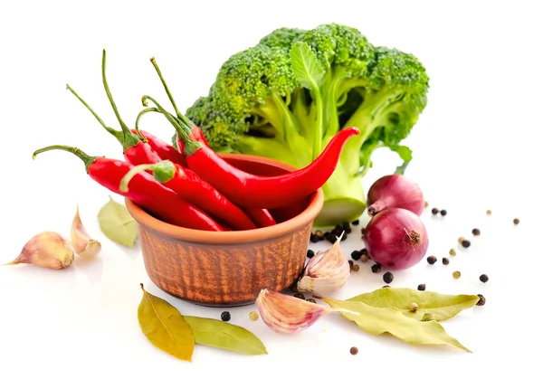Zelenina a koření na bílém pozadí — Stock fotografie
