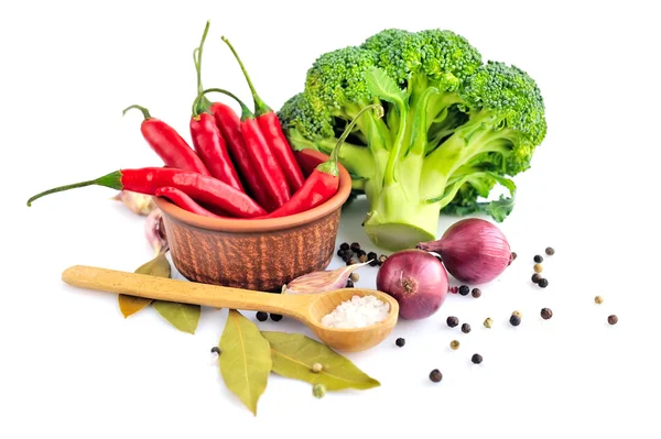Gemüse und Gewürze auf weißem Hintergrund — Stockfoto