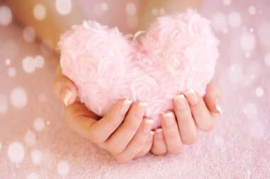 Eller kürk pembe kalp