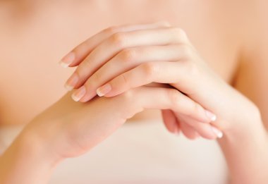 güzel kadını elleriyle Fransız manikür