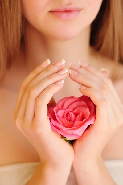 Imagen de primer plano de manicura francesa rosa con rosa — Foto de Stock