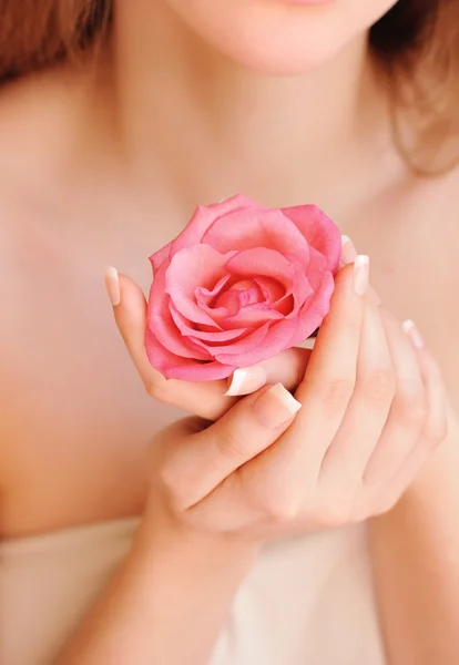 Nahaufnahme Bild der rosa Französisch Maniküre mit Rose — Stockfoto