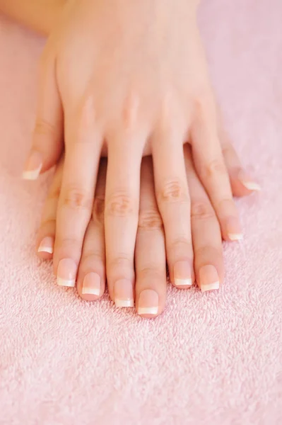 Mani donna con bella manicure francese — Foto Stock