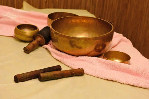 Tillbehör för ljud massage. tibetanska singing bowls behandling — Stockfoto