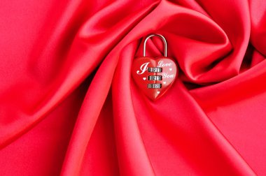 Saten kumaş arka plan asma kilit kalp şekli