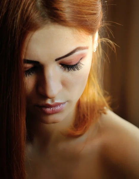 Bela jovem ruiva mulher retrato olhando para baixo — Fotografia de Stock