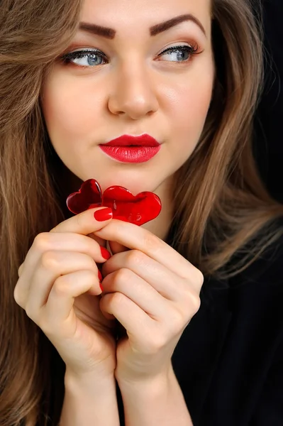 Gyönyörű lány, két piros cukorka szív szív — Stock Fotó