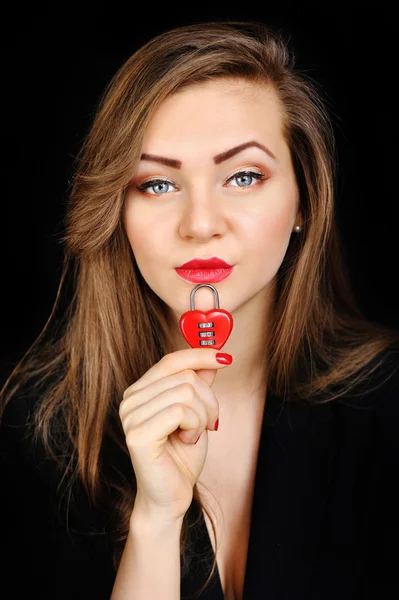 Schönes Mädchen mit Vorhängeschloss in Herzform in der Hand — Stockfoto