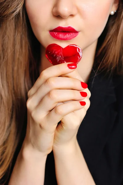 Belle fille avec bonbons coeur rouge — Photo