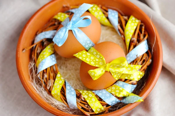 Uova di Pasqua in ciotola ceramica — Foto Stock